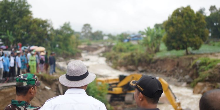 Bupati Solok Tinjau Langsung Lokasi Banjir Bandang Nagari Surian