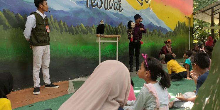 Kebun Binatang Surabaya Meriah dengan Kedatangan Ribuan Pengunjung untuk Merayakan Liburan dan Pembelajaran