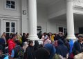 Lebih Dari 1000 Orang Mengantri di Rumah Dinas Walikota Bukittinggi