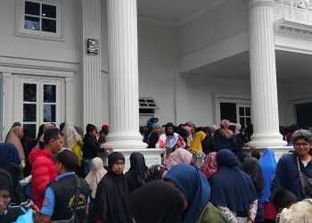Lebih Dari 1000 Orang Mengantri di Rumah Dinas Walikota Bukittinggi