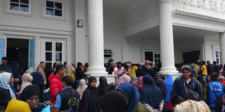 Lebih Dari 1000 Orang Mengantri di Rumah Dinas Walikota Bukittinggi