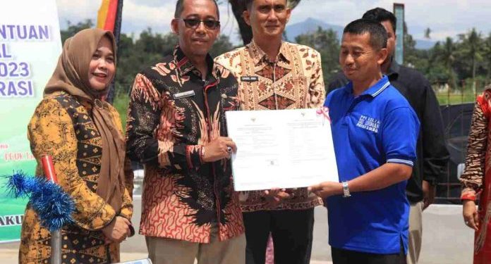 Pemko Payakumbuh Serahkan Bantuan 5 Kelompok Tani