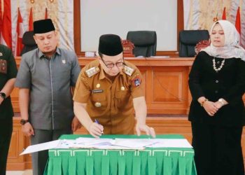 Pj Wako Jasman Tandatangani Berita Acara Penetapan APBD Tahun 2024 Dalam Rapat Paripurna DPRD Kota Payakumbuh