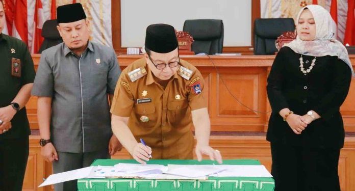Pj Wako Jasman Tandatangani Berita Acara Penetapan APBD Tahun 2024 Dalam Rapat Paripurna DPRD Kota Payakumbuh
