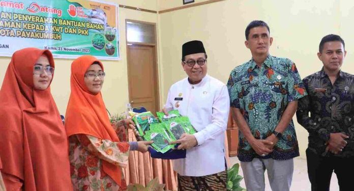 Pemko Payakumbuh Melalui Dinas Ketahanan Pangan Bagikan Bantuan Bibit