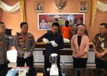 Ngeri! King Cobra Berukuran Lebih dari 3 Meter Masuk ke dalam Kamar Warga di Solok Selatan