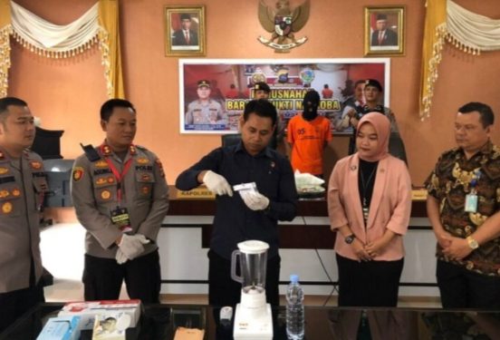 Ngeri! King Cobra Berukuran Lebih dari 3 Meter Masuk ke dalam Kamar Warga di Solok Selatan