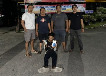 Ngeri! King Cobra Berukuran Lebih dari 3 Meter Masuk ke dalam Kamar Warga di Solok Selatan