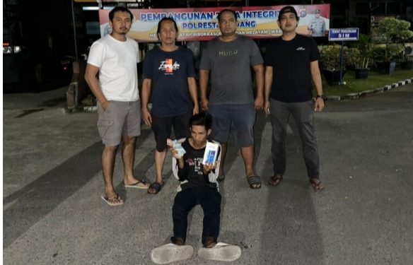 Ngeri! King Cobra Berukuran Lebih dari 3 Meter Masuk ke dalam Kamar Warga di Solok Selatan