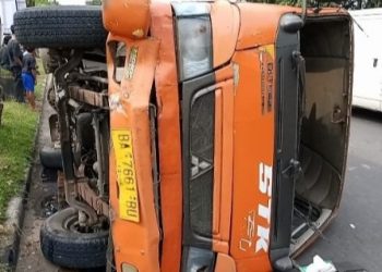 Kecelakaan Bus Terguling di Jalan Depan Asrama Haji Tabing, Kecamatan Koto Tangah, Kota Padang.