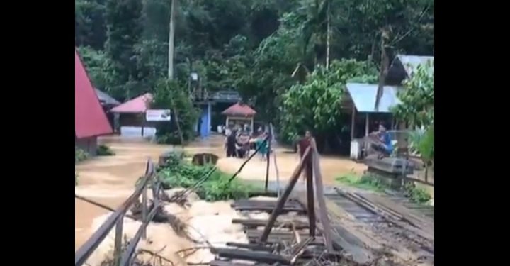 Hujan Semalaman Mengakibatkan Meluapnya Air Batang Harau, Akses Jalan Putus, Puluhan Rumah Terendam