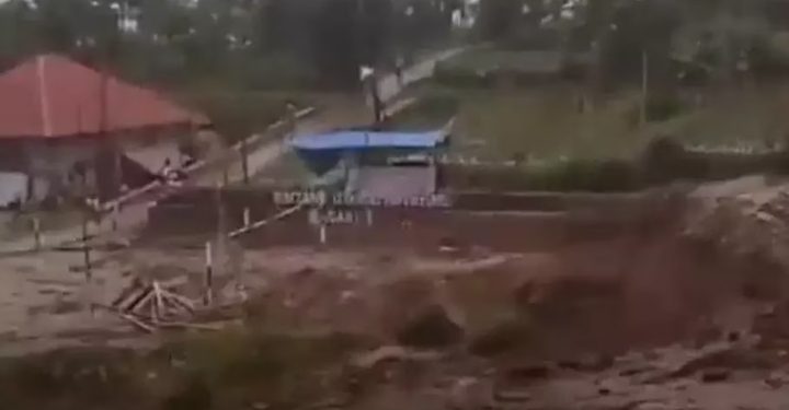 Saat Pemasangan Baliho Caleg di Padang, Satu Orang Meninggal