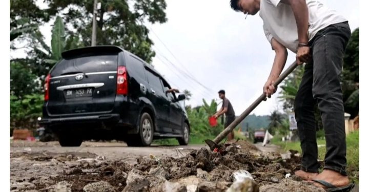 Warga Tanah Datar Ambil Alih Penanganan Jalan Berlubang Secara Swadaya