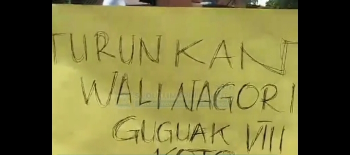 Imbas Foto Syur Viral, Warga Demo Minta Wali Nagari Mundur di Kabupaten Lima Puluh Kota