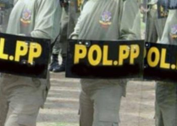 Satpol PP Tertibkan PKL di Gelanggang Balai Kota Padang