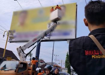 Ratusan Alat Peraga Kampanye Caleg Dibongkar di Kota Padang, Sumbar
