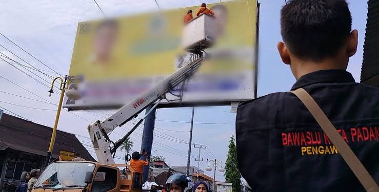 Ratusan Alat Peraga Kampanye Caleg Dibongkar di Kota Padang, Sumbar