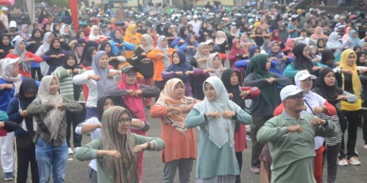 Jembatan Sementara Dibangun Warga Nagari Aie Angek Sijunjung Akibat Longsor