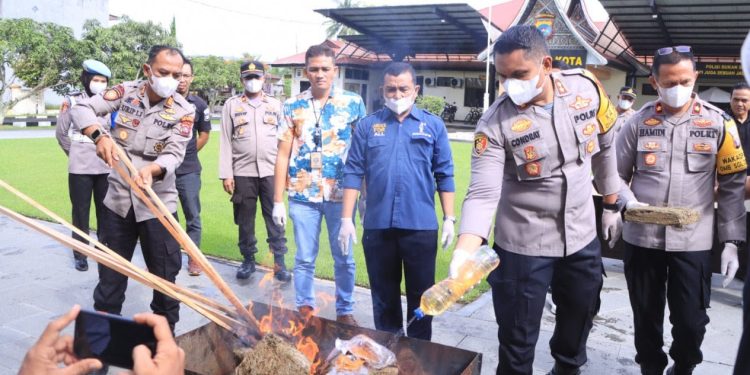 TNI Berperan Aktif dalam Membuat Sumur Bor di Tanah Datar, Limapuluh Kota, dan Mentawai untuk Dapatkan Air Bersih