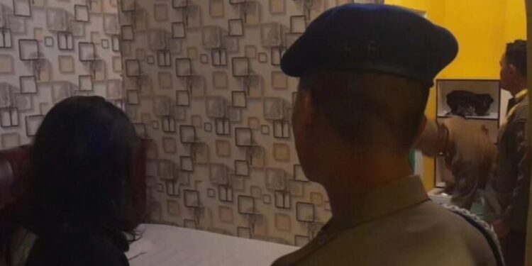 Jembatan Sementara Dibangun Warga Nagari Aie Angek Sijunjung Akibat Longsor