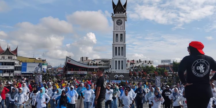 Ratusan Warga di Pelataran Jam Gadang Ikuti Bang Wako Senam Gemoy