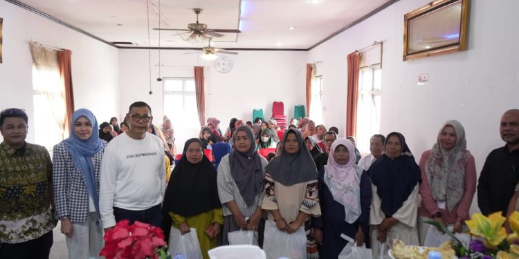 Bagi Sembako di Surian, Bupati Solok: Wali Nagari, Tolong Data Warga Miskin!