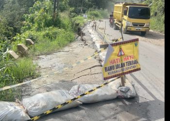 Bahu Jalan Lintas Payakumbuh-Lintau Terpantau Retak Pengendara Kuatir