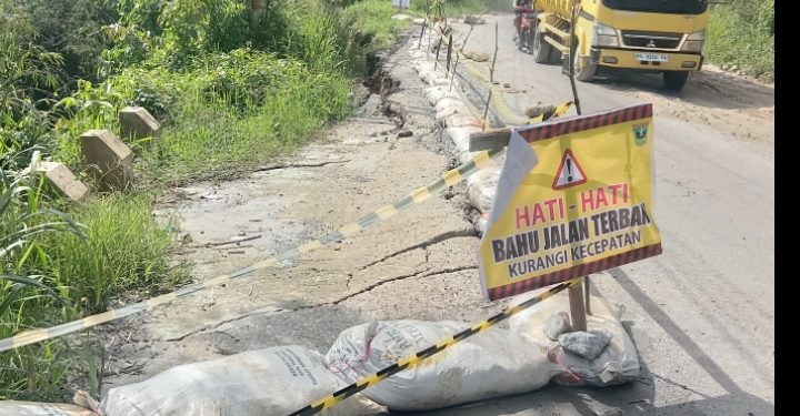 Bahu Jalan Lintas Payakumbuh-Lintau Terpantau Retak Pengendara Kuatir