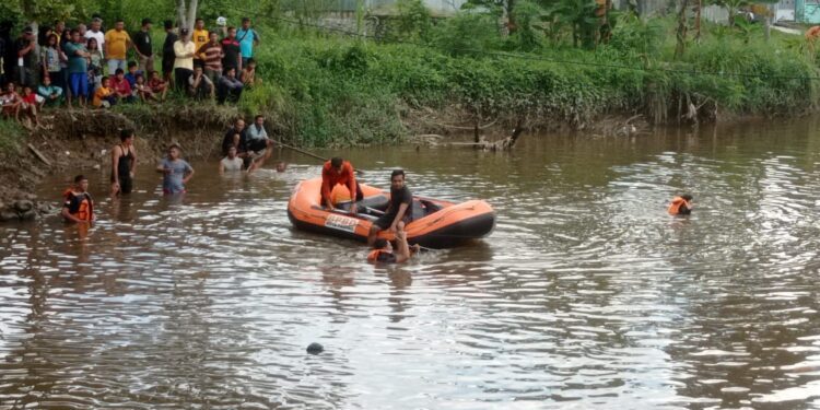 Bocah SD 8 Tahun Hanyut Terbawa Arus Saat Mandi di Sungai Padang