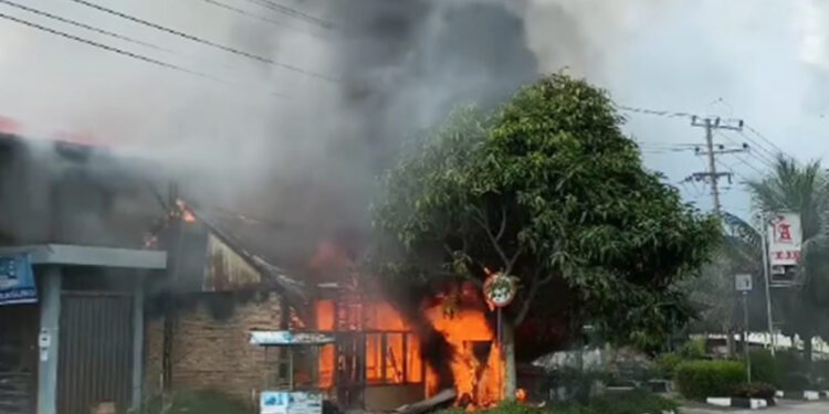 Kebakaran Hebat di Agam, Si Jago Merah Luluhlantakkan Satu Rumah dan Dua Warung