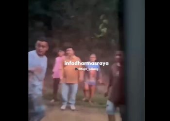 Kontroversi di Sijunjung: Pria Lempar Minibus Travel dengan Batu, Penumpang Panik