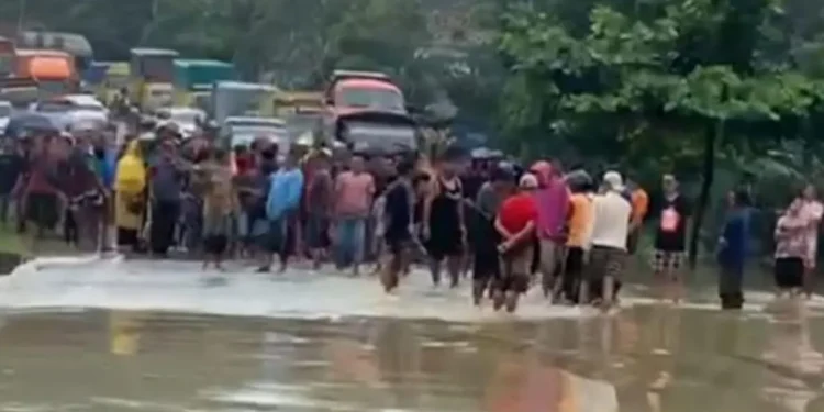 Viral! Kejadian Misterius Sirine Ambulans Menyala Sendiri di Payakumbuh