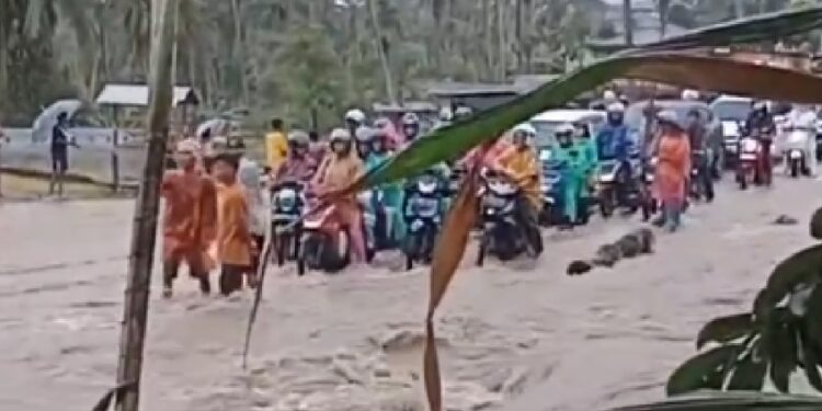Banjir di Nagari Cupak Solok: Hujan Deras Rendam Rumah Warga dan Sebabkan Kemacetan