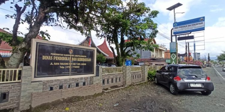 Jalan Padang-Painan Terputus Akibat Longsor, Sejumlah Pengendara Terjebak di Lokasi