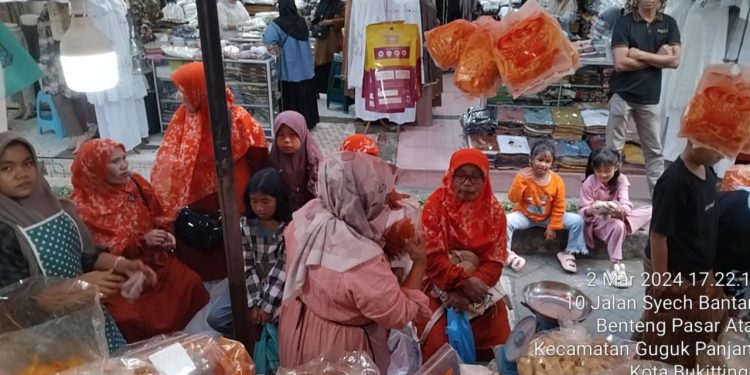 Pengunjung: Destinasi Kuliner Terbesar di Bukittinggi Sajikan Hidangan  Otentik dengan Harga Terjangkau