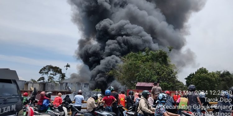 Kebakaran Hebat di Samping Flyover Bukittinggi Akibatkan Kemacetan