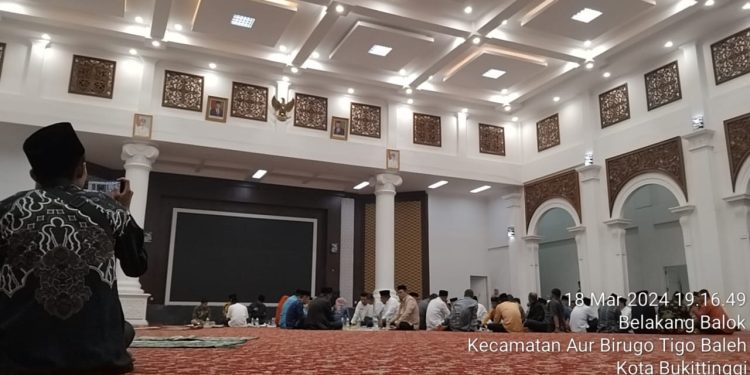 Walikota Bukittinggi Berbuka Bersama “Duduk Baselo” Sebelum Safari Ramadan