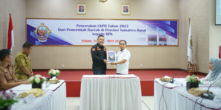 Bupati Solok Serahkan LKPD Tahun 2023 ke BPK