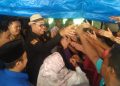 Beri Bantuan Uang Tunai, Bupati Epyardi Asda Diserbu Emak-Emak di Pessel