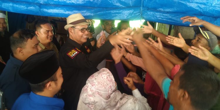 Beri Bantuan Uang Tunai, Bupati Epyardi Asda Diserbu Emak-Emak di Pessel