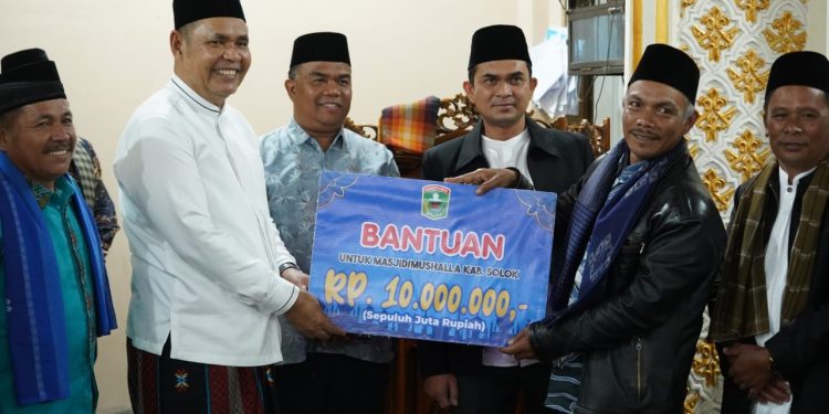 Bupati Solok Serahkan Bantuan untuk Masjid di Sungai Nanam