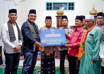 Bupati Solok Salurkan Bantuan dari Pemkab Solok dan Bank Nagari ke Masjid di Aripan
