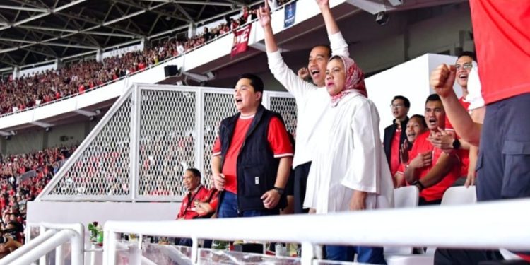 Presiden Joko Widodo Beserta Ibu Iriana Saksikan Kemenangan 1-0 Timnas Indonesia atas Vietnam