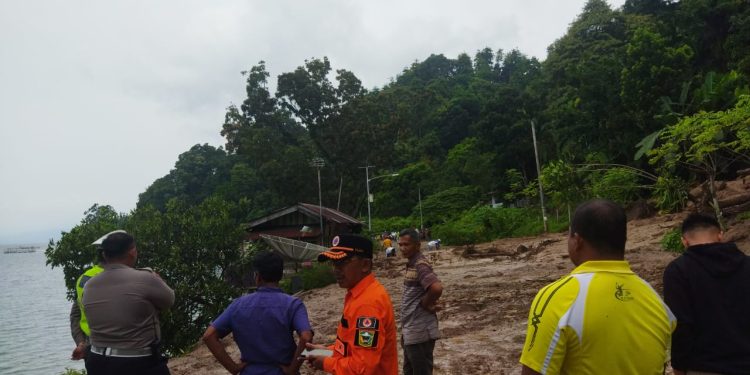 Damkar Kabupaten Solok Bersihkan Material Longsor, Jalan di Kacang Bisa Dilalui