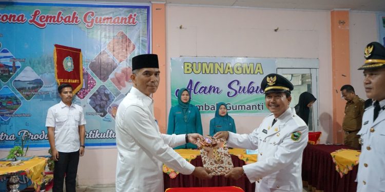 Jabatan Camat Lembah Gumanti Diserahterimakan dari Zulbakti, S.Pd kepada Andi Sofiani, S. Sos