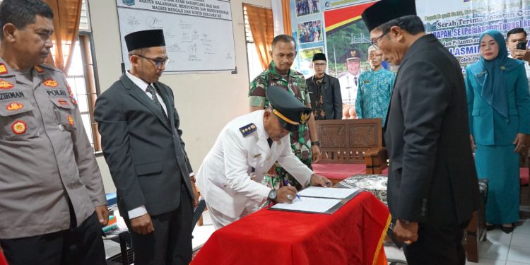 Camat Payung Sekaki Berganti, Ketua TP PKK Juga Dilantik