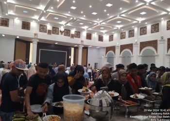 Ribuan Warga Bukittinggi Antusias Hadiri Berbuka Bersama di Rumah Dinas Walikota