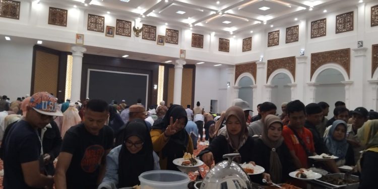 Ribuan Warga Bukittinggi Antusias Hadiri Berbuka Bersama di Rumah Dinas Walikota