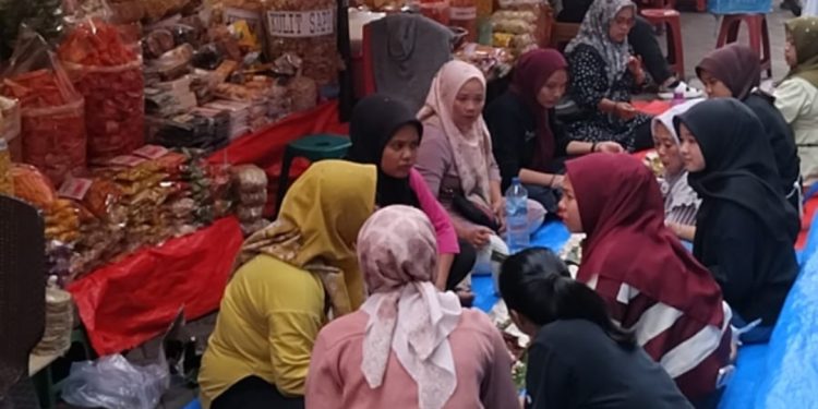 Makan Basamo Para Pedagang Keripik Sanjai di Pasar Atas Bukittinggi