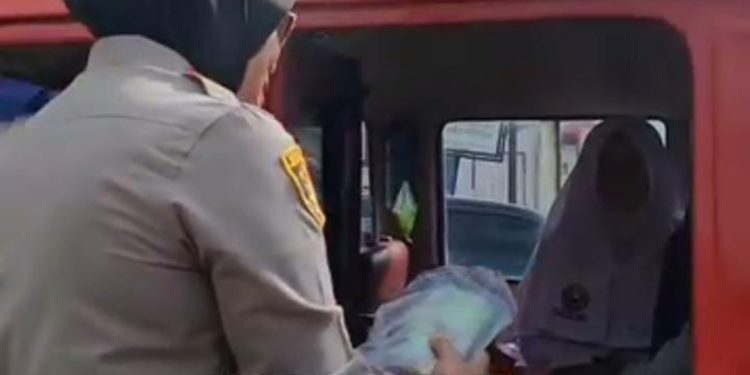 Kapolresta Bukittinggi Sambut Ramadan dengan Aksi Berbagi Takjil untuk Pengendara”